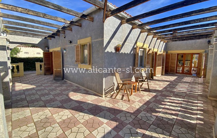 Resale - Villa / Doppelhaushälfte - Hondón de las Nieves