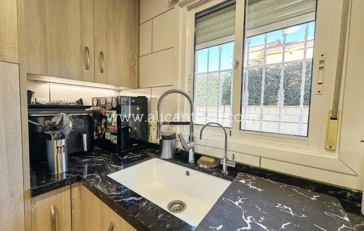 Sale - Villa  - Hondón de las Nieves