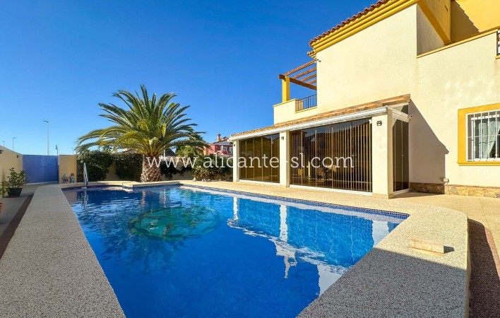 Sale - Villa  - Hondón de las Nieves