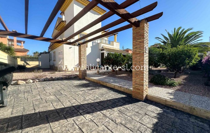 Sale - Villa  - Hondón de las Nieves