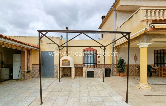 Sale - Villa  - Hondón de las Nieves